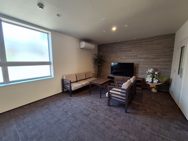 （シニア限定）ソレアード三田のロビー|タクシーやご家族が待てる「エントランスロビー