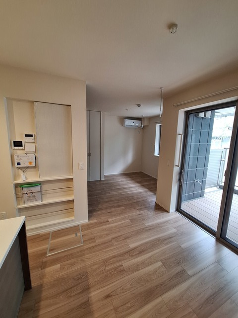 （シニア限定）ソレアード三田の居間・リビング|梁の少ない四隅をしっかり使えるお部屋です