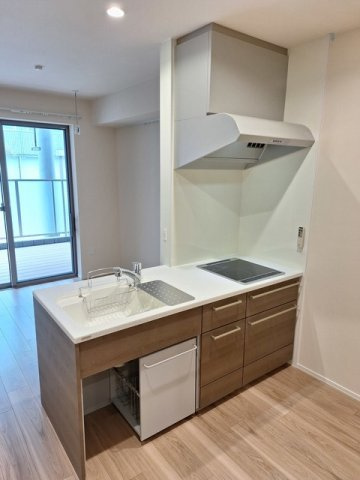 （シニア限定）ソレアード三田のキッチン|座りながら作業ができるキッチンです。iHで火災予防に配慮