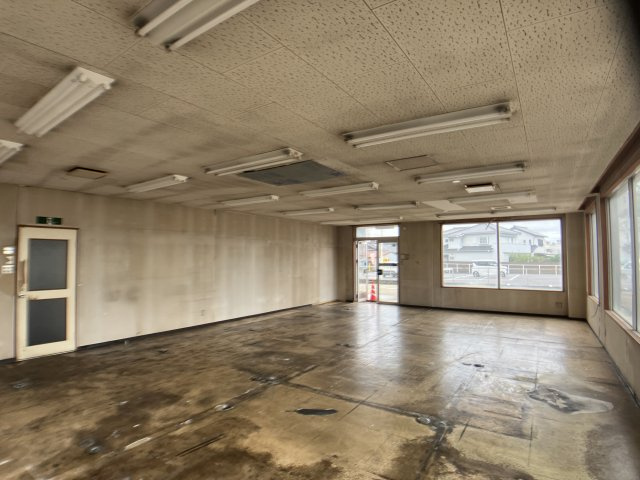 半田市東郷町四丁目貸事務所の駐車場