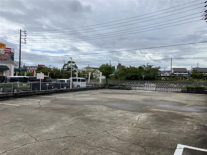 半田市東郷町四丁目貸事務所の駐車場