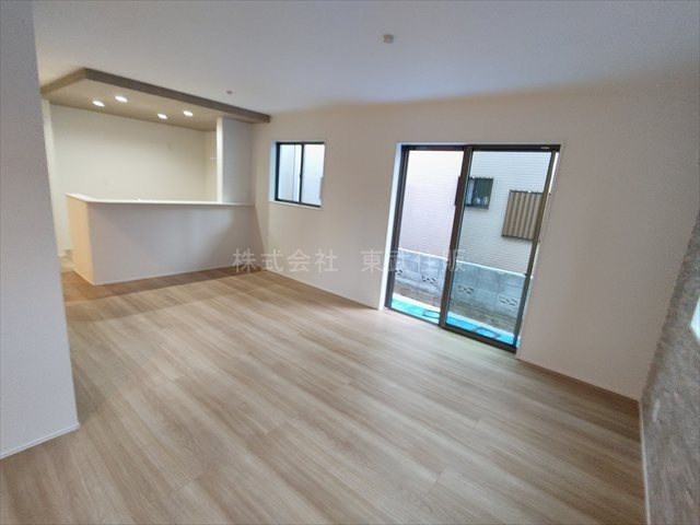 【居間・リビング】 | 狭山市入間川18期 | こちらの19.0帖のリビングで趣味の時間をお楽しみください