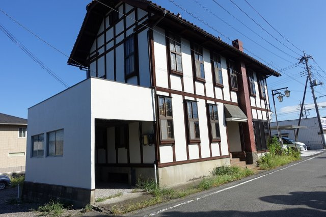 高崎市金井淵町　【地上２階・地下１階・屋根裏部屋】リフォーム住宅の外観