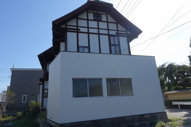 高崎市金井淵町　【地上２階・地下１階・屋根裏部屋】リフォーム住宅の外観