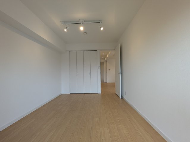 公園の借景と共におくる生活もワルクナイ【天王町ダイヤモンドマンション】の洋室|ゆったりした洋室です