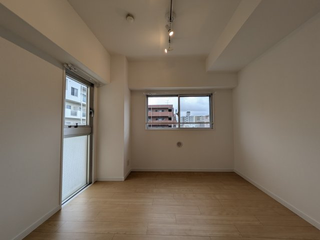 公園の借景と共におくる生活もワルクナイ【天王町ダイヤモンドマンション】の洋室|落ち着いた色調の洋室です