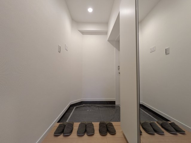 公園の借景と共におくる生活もワルクナイ【天王町ダイヤモンドマンション】の玄関|収納もある玄関です