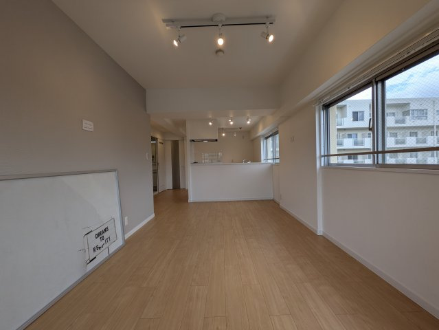 公園の借景と共におくる生活もワルクナイ【天王町ダイヤモンドマンション】の居間・リビング|使いやすい居間です