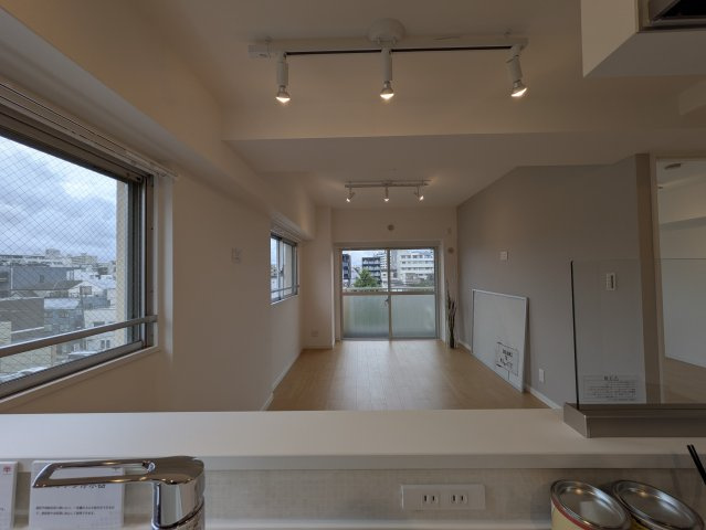 公園の借景と共におくる生活もワルクナイ【天王町ダイヤモンドマンション】の居間・リビング|ゆったりとしたリビングです