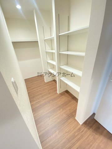 飯能市双柳・全11棟　新築一戸建　10号棟　の収納|リビングWIC