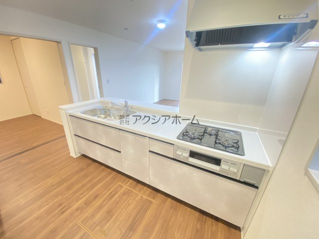 飯能市双柳・全11棟　新築一戸建　10号棟　のキッチン|リビングが見渡せる対面式キッチン