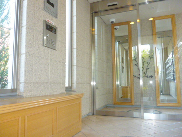 アゼリアコートのエントランス|★姿見鏡付き自動ドアのエントランス★