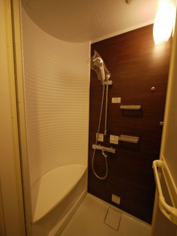 座れるスペースのあるシャワールームです♪