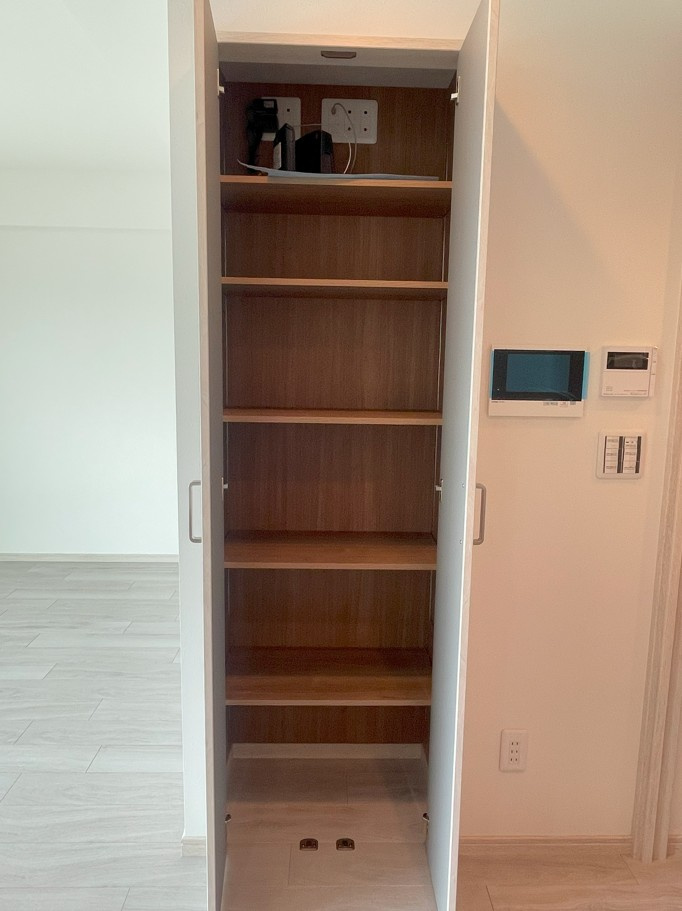 ピアッツァレジデンス橿原神宮駅前の収納|リビングに物入あり
