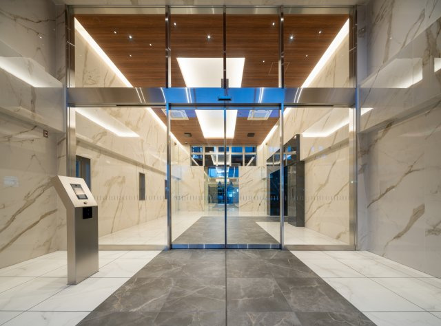 ピアッツァレジデンス橿原神宮駅前のエントランス|風除室