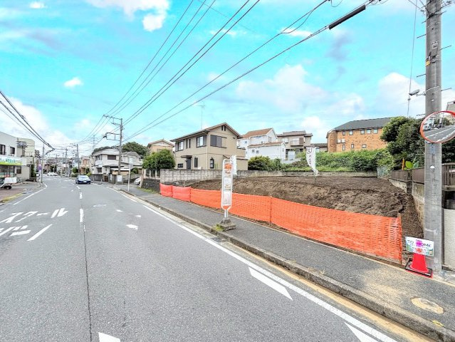栄区長沼町　売地の前面道路含む現地写真|◆前面道路も幅員があり車の運転も安心！前面道路は閑静な住宅地。車通りの少ない道路です。お子様にも安心です。
