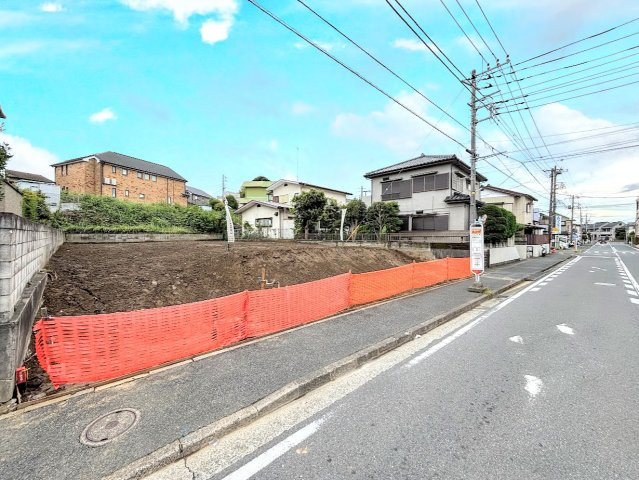 栄区長沼町　売地の前面道路含む現地写真|◆前面道路も幅員があり車の運転も安心！前面道路は閑静な住宅地。車通りの少ない道路です。お子様にも安心です。
