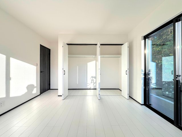 戸塚区上矢部町　新築戸建ての居間・リビング|◆柔らかい陽光が差し込む明るいお部屋を演出する設計。彩光の取れる窓が気持ちの良いお部屋を創り上げます。