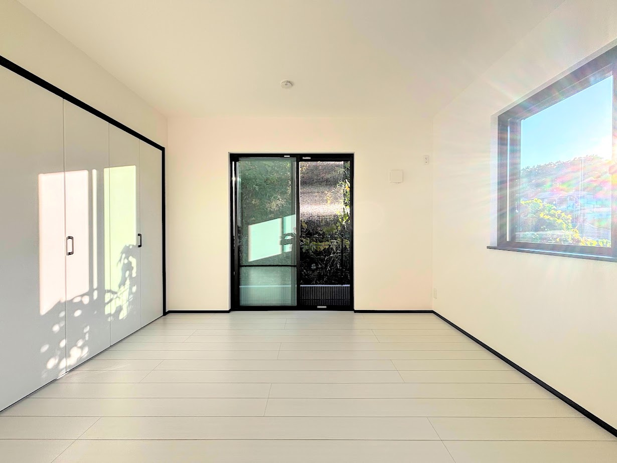 戸塚区上矢部町　新築戸建ての洋室|◆室内はいつも明るい印象なので気持ちの良い朝を迎えられます。各部屋にはクローゼットを完備しており、収納が多いお家はすっきりして快適空間です。
