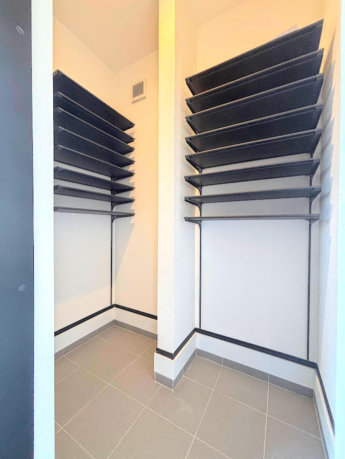 戸塚区上矢部町　新築戸建ての収納|◆玄関には大型シューズクローク！靴以外のベビーカーや子どものスポーツ用品等入れておけるシューズインクローゼットを設置しました！
