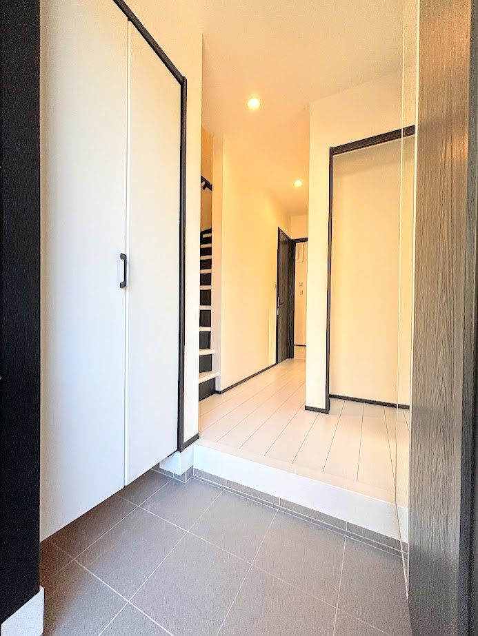 戸塚区上矢部町　新築戸建ての玄関|◆明るい玄関です！散らかりやすい玄関もスッキリする大容量のシューズボックス付き。
