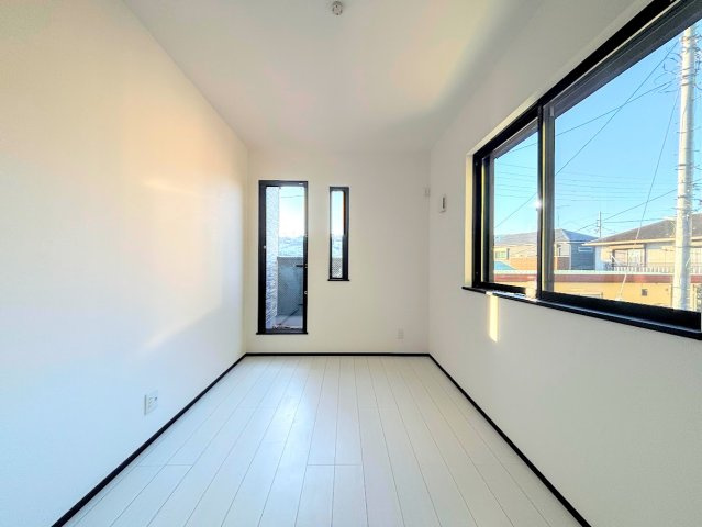 戸塚区上矢部町　新築戸建ての洋室|◆二面採光で、陽差しを長時間受ける事が出来る暖かい室内です。もちろん複層ガラスなので、遮音性にも優れ、結露も発生しにくい構造。サッシ周りのカビが発生しにくくなります。
