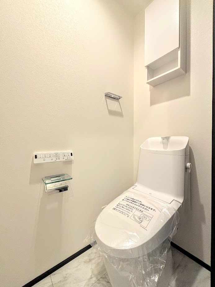 戸塚区上矢部町　新築戸建てのトイレ|◆清潔感のある白を基調とした落ち着ける空間。小窓をもうけていますので、こもりやすい空気の入れ替えも簡単に行えますね！
