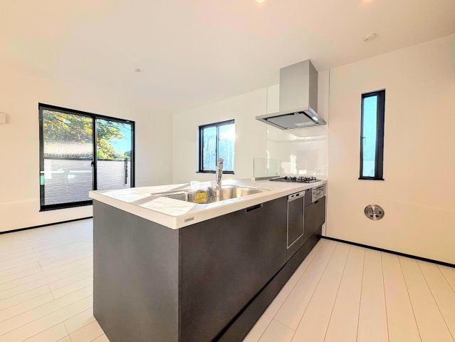 戸塚区上矢部町　新築戸建てのその他|［モデルハウス］◆キッチンからダイニングやリビングが見渡せるキッチン。料理をしながら家族とコミュニケーションをとれるだけでなく、大きな開放感も得られることができます。