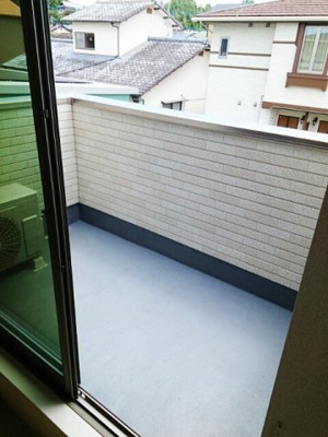 【バルコニー】 | ベルブラウニーⅠ | 暖かな日差しのふりそそぐバルコニー