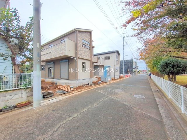 所沢市東狭山ケ丘１丁目　新築戸建　全４棟の前面道路含む現地写真
