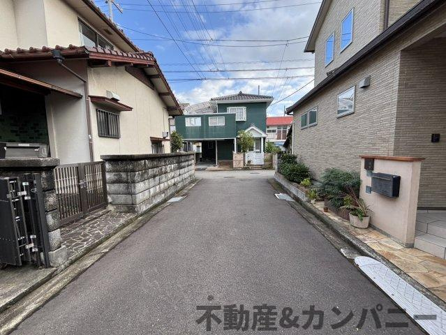 保免西1丁目の中古のおうち　松山市保免西1丁目中古戸建の前面道路含む現地写真|前面道路含む現地写真です