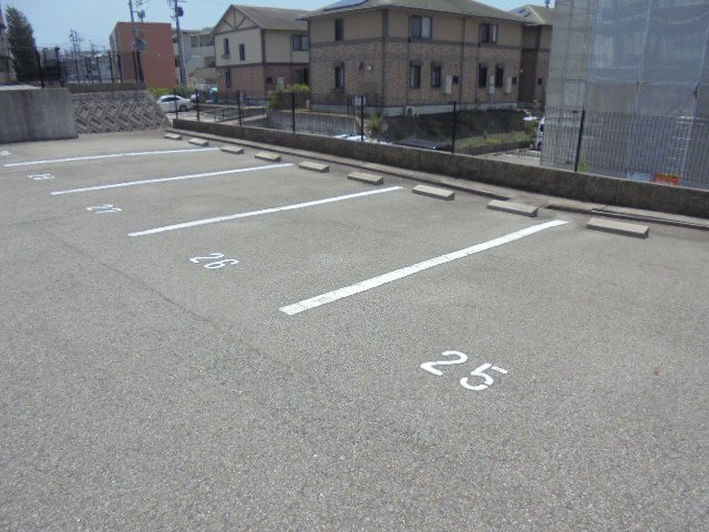 三木市緑が丘町西５丁目のハイツの駐車場