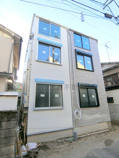 Chum　Haneda(チャムハネダの外観|2025年8月　木造地上3階建て総戸数8戸オートロック宅配BOX付きの賃貸アパート
京急空港線穴守稲荷駅最寄り徒歩6分の東京都大田区羽田3丁目