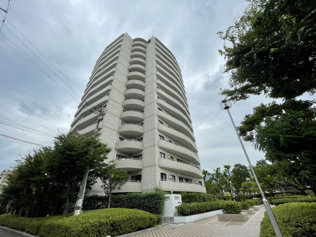 グランフェルティ本山の外観