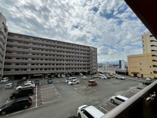 【展望】 | バルコニー前面は駐車場になっているので遮蔽物がなく、眺望も陽当たりも確保されています