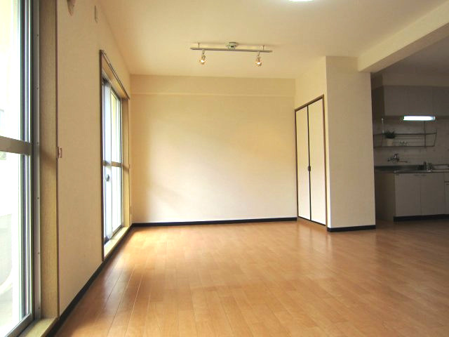 エスペランサＨＩＲＯの居間・リビング|リビングには収納もあります