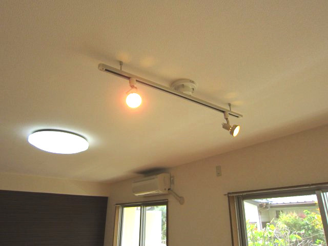 エスペランサＨＩＲＯの内装|リビングにはおしゃれなスポットライトも