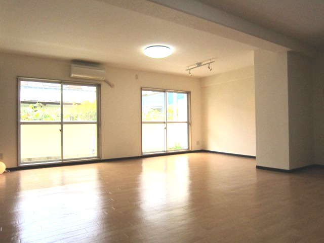 エスペランサＨＩＲＯの居間・リビング|日当たりも良好です