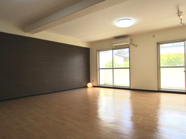 エスペランサＨＩＲＯの居間・リビング|リビングにもおしゃれなアクセントクロス