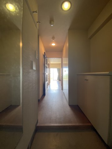 ケアリゾート熱海参番館の玄関|玄関入り口から見た室内