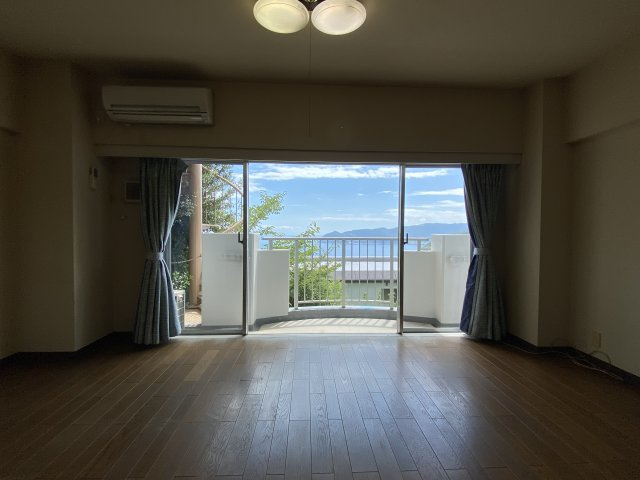 ケアリゾート熱海参番館の居間・リビング|バルコニーからは海が望めます