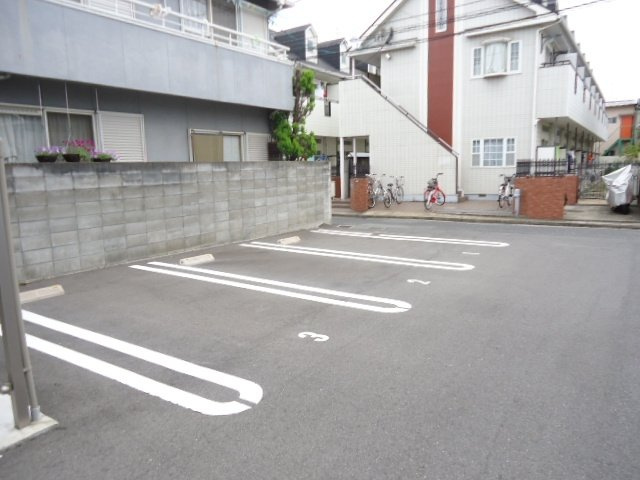 フローラルコートの駐車場
