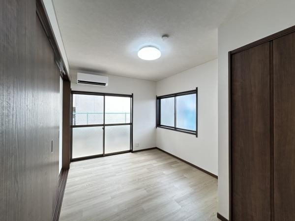 【洋室】 | 福岡市早良区野芥６丁目　戸建て | 1階5.5帖の洋室。リビングとは引き戸でフラットにつながっています