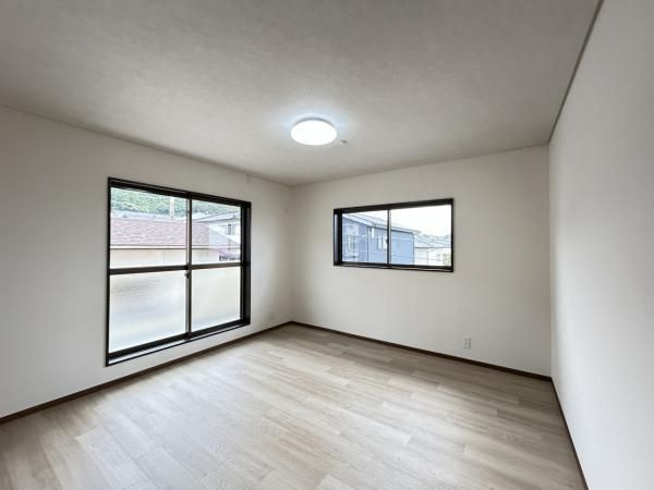 【洋室】 | 福岡市早良区野芥６丁目　戸建て | 2階8畳の洋室。バルコニー付きの明るいお部屋です