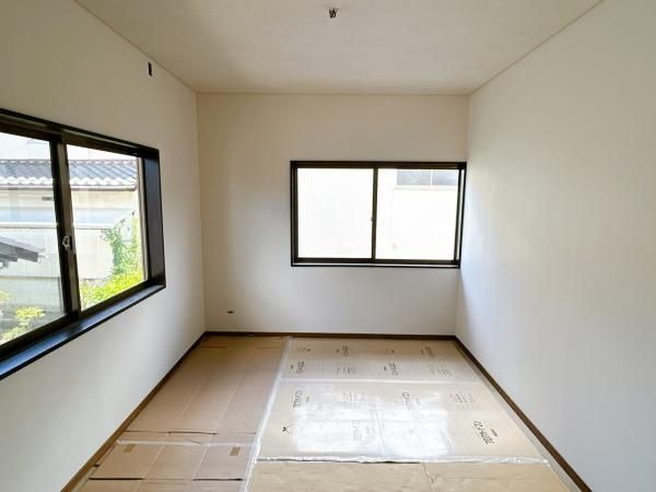 【洋室】 | 福岡市早良区野芥６丁目　戸建て | 2階6帖の洋室。全室2面採光になっており室内は明るく風通し良好です