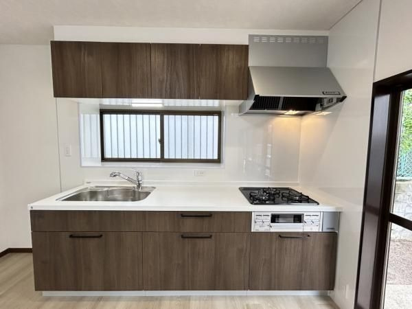 【キッチン】 | 福岡市早良区野芥６丁目　戸建て | シンプルで機能的なシステムキッチン。窓があるので手元が明るくにおいもこもりづらいです