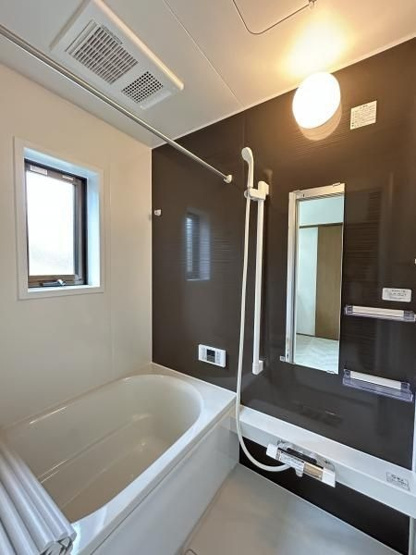 【浴室】 | 福岡市早良区野芥６丁目　戸建て | 広々とした浴室で一日の疲れもサッパリ洗い流せます！浴槽は足を伸ばしてゆったりおくつろぎ頂けます