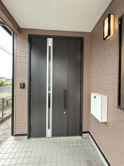 【玄関】 | 福岡市早良区野芥６丁目　戸建て | 玄関は家の顔なので新品のドアに交換しました