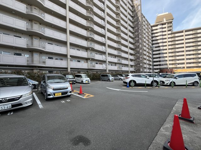 シャトー八戸の里の駐車場