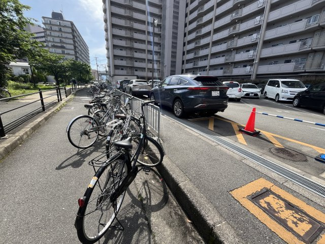 シャトー八戸の里の駐車場